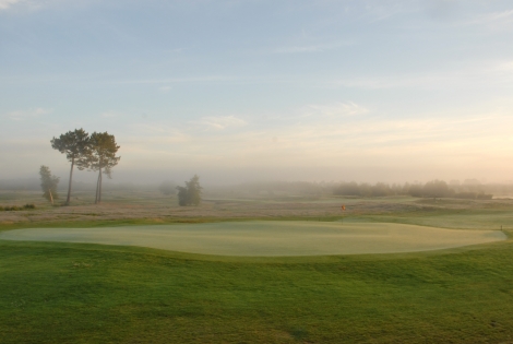 Le golf du Medoc The Medoc golf course in the morning fog near Bordeaux