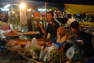 Marché de nuit à Kota Kinabalu Night Market in Kota Kinabalu, Malaysia 