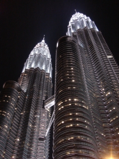 Twin tower Petronas à Kuala A Kuala Lumpur les tours jumelles les plus hautes du monde qui culminent à 407 mètres.