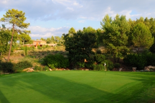 Terre Blanche  The green of hole n°2 in Terre Blanche (Castle Course) is surrounded by some fantastic properties.
