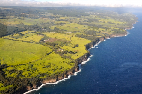 Big Island  Le littoral et les falaises de la côte verdoyante de la Big Island, à Hawaii, côté Hilo.